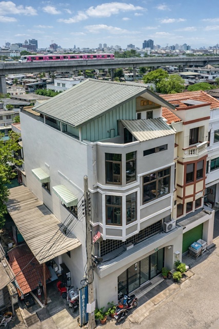 ใกล้ MRT รามอินทรา กม.6 200 ม. โรงเรียนสายอักษร 500 ม. ขนาด 20 ตร.วา พื้นที่ใช้สอย 330 ตร.ม. อาคารพาณิชย์ 4.5 ชั้น ห้องริม 