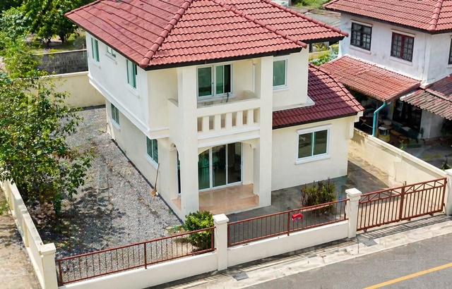 บ้านเดี่ยว 2 ชั้นโปร่ง  3 นอน 2 น้ำ สนามกอล์ฟเมืองเอก  2.7 กม. ม.รังสิต 3.3 กม.   แยกบางพูน 1.5 กม. 35 ตร.ว. 140 ตร.ม. 