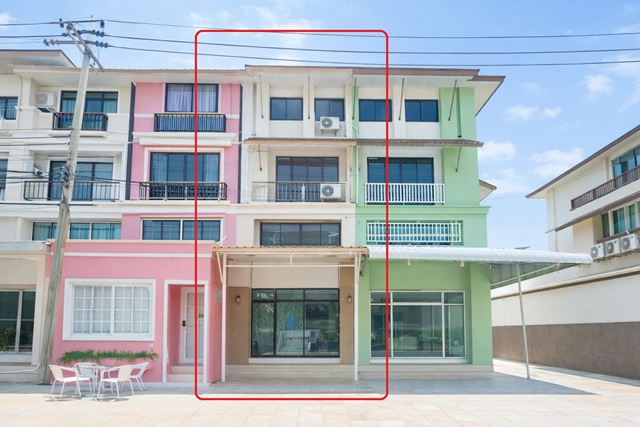 สนามบิน สุวรรณภูมิ 4กม. อาคารพาณิชย์ 3 นอน  กิ่งแก้ว8-18 รพ. จุฬารัตน์ 9  กฟน. บางพลี 800ม.  3.5 ชั้น 20 ตร.ว. 252 ตร.ม. 