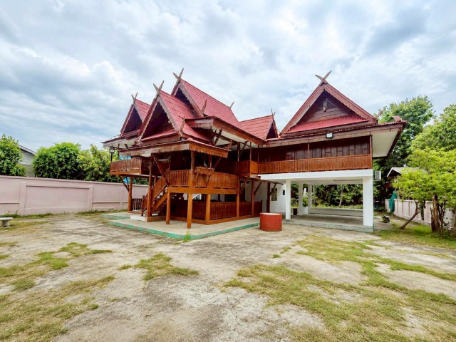 เชียงใหม่ ใกล้เทศบาลตำบลสันปูเลย 900 ม.ดอยสะเก็ด  บ้านทรงไทยล้านนา 3 นอน 3 น้ำ ใกล้ รร.บ้านป่าขุย 700 ม. บรรยากาศรีสอร์ตส่วนตัว