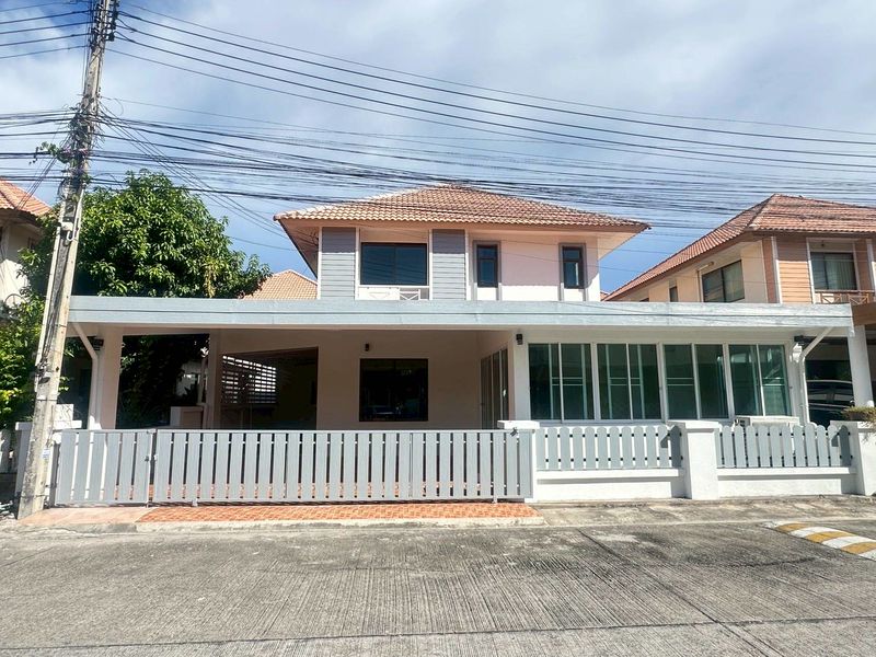 บ้านสวย รีโนเวทใหม่ทั้งหลัง พร้อมลงเฟอร์นิเจอร์ใหม่ให้แล้ว ใครกำลังมองหาบ้านเช่า บอกเลยว่าฟีลเหมือนได้อยู่บ้านใหม่เลยค่ะ!