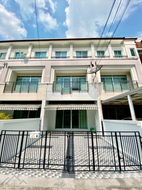 ให้เช่าทาวน์โฮม 3 ชั้น 22 ตร.ว. บ้านกลางเมือง เออร์บาเนี่ยน พระราม 9 - วงแหวน เชื่อมต่อ ทางด่วน พระราม 9 ใกล้ MRT ศรีกรีฑา