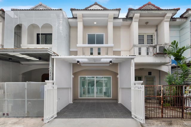 ทาวน์โฮม 2 ชั้น รีโนเวทใหม่ พุทธชาด บางบัวทอง (ซอยเถ้าแก่น้อย) ใกล้สี่แยกบางพลู ต่อเติมครบ หิ้วกระเป๋าเข้าอยู่ได้เลย