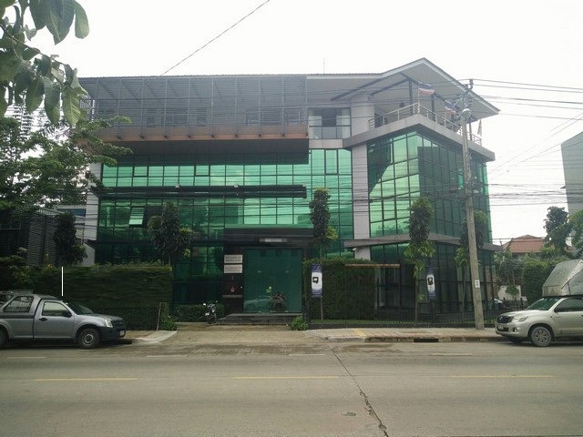 ขายอาคารสำนักงาน 4 ชั้น 1,700 ตร.ม. พร้อมที่พักชั้นบน ซอยคู้บอน 29 เขตคันนายาว