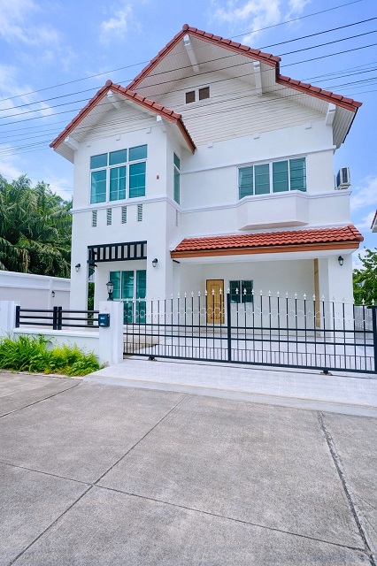 ใกล้ เจพาร์ค ศรีราชา 500 ม. บ้านเดี่ยวหรู 2 ชั้น 3 นอน 100 ตร.ว. 300 ตร.ม. หลังมุม สภาพสวย ทำเลศรีราชา .  ศรีราชาะนิคมอุตสาหกรรม