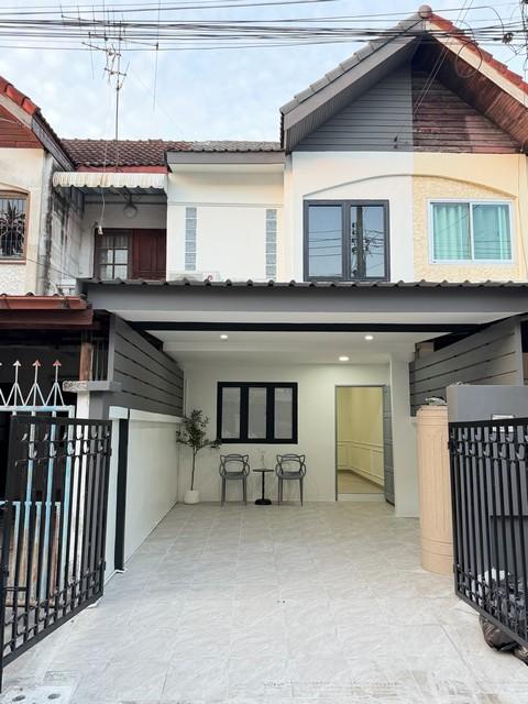 P2182 ขายทาวน์โฮม 2 ชั้น หมู่บ้านเลิศอุบล โชคชัย 4 ซอย 22 รีโนเวทใหม่ ตกแต่งสวยพร้อมเข้าอยู่ ซอยกว้าง เข้าออกหลายเส้นทาง ใกล้ร้านอาหาร