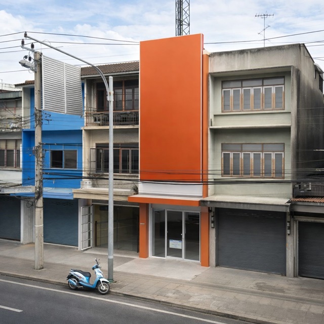  ตลาดพรานนก 300 ม.  20 ตร.ว. 250 ตร.ม.  รพ.ธนบุรี 400 ม.  รพ.ศิริราช 1 กม. อิสรภาพ 3 น้ำ 3 นอน อาคาร 3 ชั้น ใกล้