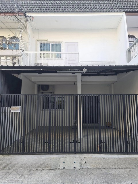 ให้เช่าทาวน์เฮาส์ 2 ชั้น + ดาดฟ้า 140 ตรม. สุขุมวิท 81 ใกล้ BTS อ่อนนุช 400 เมตร 