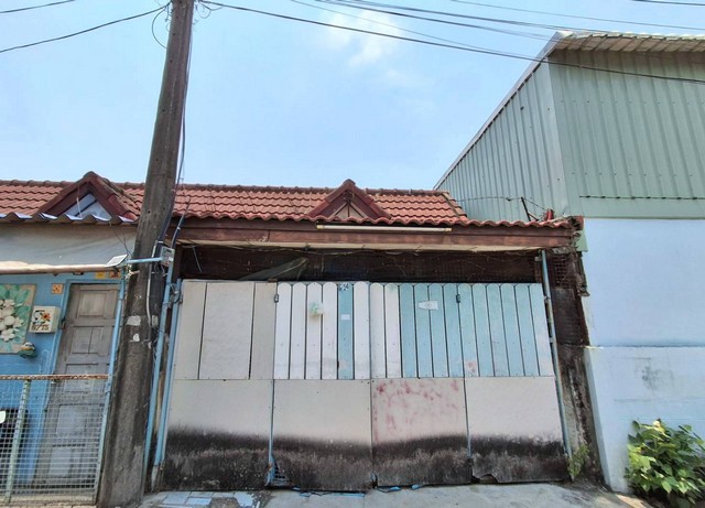 ทาวน์เฮ้าส์ 1 ชั้น ซอยเปียร์นนท์ (ซอยทหารบก 4 ) ลำลูกกา - คลอง 2 ปทุมธานี -	ราคาพิเศษสุด ขายตามสภาพ ทำเลใกล้รถไฟฟ้า เดินทางสะดวก