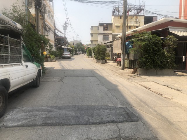 ขาย ด่วน ที่ดินถมแล้ว ราคาตารางวาละ 35,000 บาท ซอยพิบูลสงคราม 21 แยก 1 ที่ดินถมแล้ว 774 ตารางวา ตำบลสวนใหญ่ อำเภอเมืองนนทบุรี จังหวัดนนทบุรี