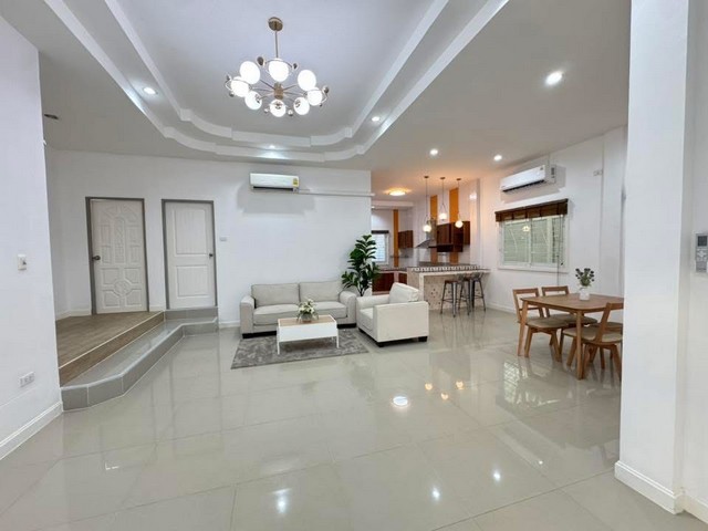 บ้านเดี่ยวชั้นเดียวหลังใหญ่ ใกล้แหล่งงาน แหล่งเล่น ในทำเลศักยภาพ โครงการหมู่บ้านชลลดา 3 ทำเลทอง ใกล้สิ่งอำนวยความสะดวกครบครัน