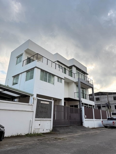 T26-851 ขาย บ้าน บ้านเดี่ยว 3 ชั้น 77 ตรว. หมูบ้านเสรี พระราม 9 ซอย 62 ใกลเดอะไนน์ ชั้นทั้งหมด 3 ชั้น กรุงเทพ สวนหลวง    77 ตร.วา 18500000 บาท