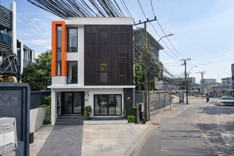 ใกล้ MRTสุทธิสาร 900 ม. MRTห้วยขวาง 1.27กม.  ให้เช่าบ้านเดี่ยว 3ชั้น 4ห้องอเนกประสงค์ 5 น้ำ  ใกล้รร.นานาชาติเพรพ 1.5 กม.
