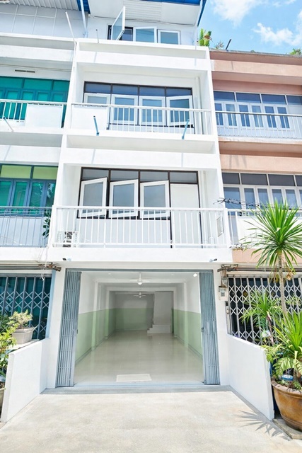 ทำเล CBD สาทร-นราธิวาส  ใกล้เซ็นทรัล พระราม3 600ม. อาคารพาณิชย์ 4 ชั้น 5นอน 2น้ำ ใกล้ BRT สาธุประดิษฐ์ 800ม. 18 ตร.วา. 280 ตร.ม. 