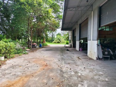 ให้เช่าโกดังพร้อมบ้านพักพนัสชลบุรี โกดังพร้อมใช้งาน 1,600 ตรม.  บ้านพักชั้นเดียว 1 หลัง  2 ห้องนอน 2 ห้องน้ำ  พื้นที่ดินรวม 3 ไร่ 3 งาน