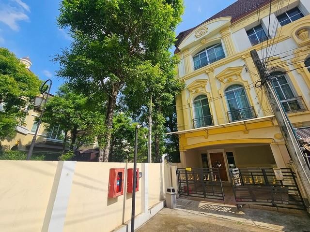 HR 10386 ให้เช่าทาวน์โฮม 3 ชั้นครึ่ง 3 ห้องนอน บ้านกลางกรุง แกรนด์เวียนนา พระราม 3 ใกล้ Central พระราม 3