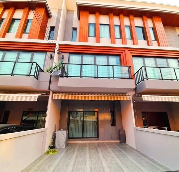 ขายทาวน์โฮม 3 ชั้น 4 ห้องนอน ไอเจ้นท์ พัฒนาการ Eigen Pattanakarn ซอยพัฒนาการ 99 (เข้าซอย 100 เมตร) ใกล้สวนหลวง ร.9