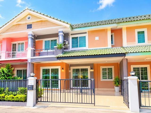 ตลาดรุ่งโรจน์ คลอง 4 800 ม.รังสิต-นครนายก ให้เช่าทาวน์เฮ้าส์รีโนเวทใหม่ 2 ชั้น3 นอน 3น้ำ ที่ดิน 24 ตร.ว.พื้นที่ 190 ตร.ม.พร้อมเฟอร์ฯบิวท์อิน